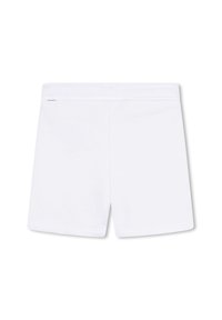 Pantaloni corti bianchi in cotone con un design semplice, vita elastica e senza motivi o accessori visibili. Texture morbida, lunghezza corta.