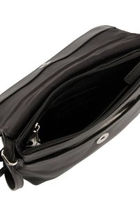 Czarna skórzana torebka crossbody z kieszenią na zamek oraz klapą, pokazana otwarta, aby wyeksponować podszewkę i przegrody wewnętrzne.