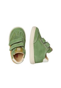 Zapatos de ante verde para niños pequeños con dos correas de Velcro, suelas de goma blanca y acentos de cuero marrón. Punta redondeada con costuras decorativas.