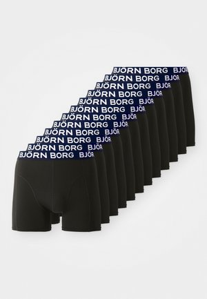 Schwarze Boxershorts mit einem breiten marineblauen Bündchen, das das "BJÖRN BORG"-Logo zeigt. In einer Reihe präsentiert, um die Stoffstruktur und das Design hervorzuheben.