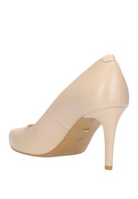 Béžová kožená vysoká obuv na podpatku s kulatou špičkou, štíhlým stiletto podpatkem a výřezem na straně. Hladká textura a minimalistický design.