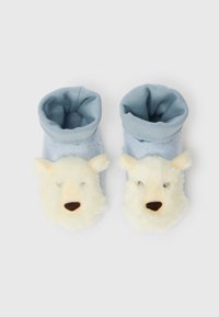 Saboți din fleece albastru cu fețe de ursuleți din pluș, cu blană albă, accente de nas marron și manșete albastre. Materialul moale asigură confort.