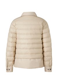 Béžová prošívaná bunda, prošitý vzor, jemný lesklý povrch, manžety na knoflíky a standardní límec; má přiléhavý pas a hladkou strukturu.