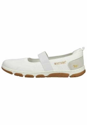 Scarpa slip-on bianca in maglia con fascia elastica, suola in gomma color cuoio e marchio "Mustang" vicino al tallone e al lato.