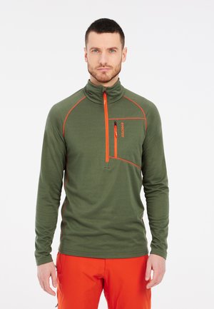 Pullover in pile verde con colletto alto e zip arancione. Presenta cuciture a contrasto e una tasca sul petto. Tessuto morbido, maniche lunghe.