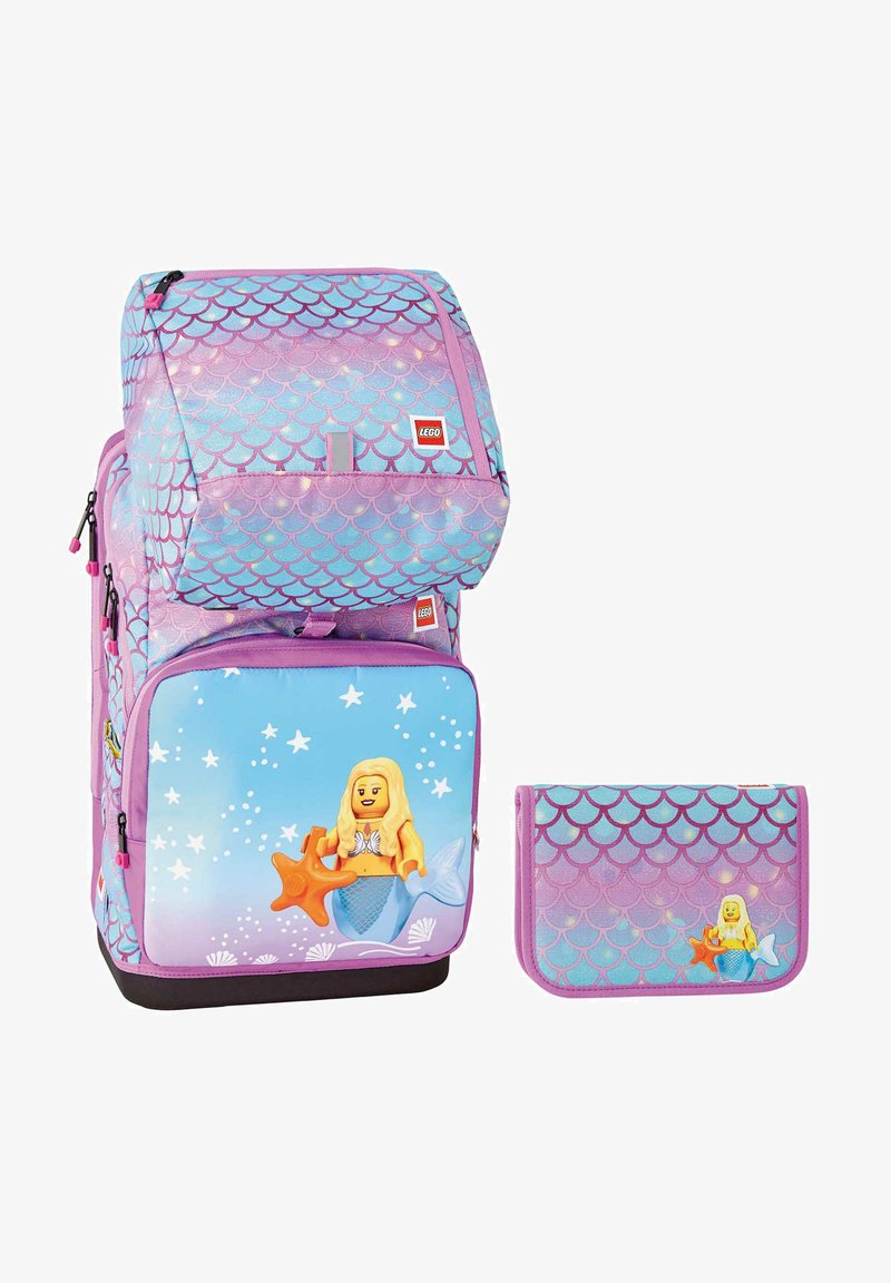 Sac à dos violet et bleu avec un motif de sirène, décoré d'un graphique LEGO représentant un personnage tenant une étoile de mer, accompagné d'un portefeuille violet assorti.
