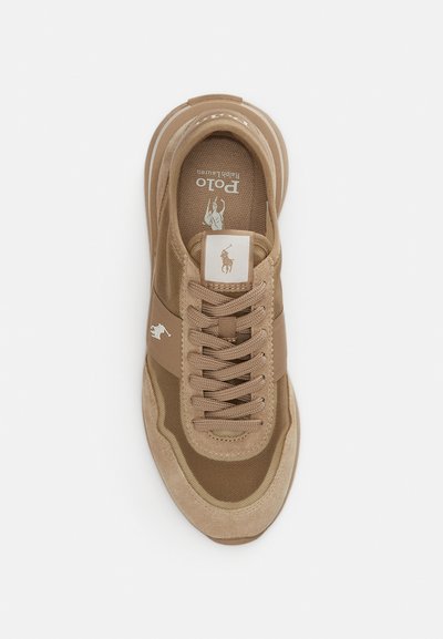 Ταμπά αθλητικά παπούτσια με υλικά από δίχτυ και σουέντ, με στρογγυλή μύτη, κορδόνια και διακριτική λεπτομέρεια λογότυπου στο πάνω μέρος.