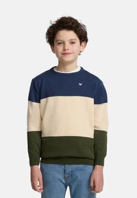 Jersey de color bloqueado con secciones en azul marino, crema y verde oscuro. Está hecho de tela de punto, con cuello redondo y un logo bordado en el pecho.