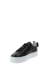 Schwarze Leder-Sneaker mit weißer Gummisohle, runder Zehenpartie und Schnürung. Verfügt über ein kleines Schleifendetail an der Ferse und goldene Ösen.