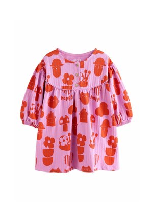 Lyserød langærmet babykjole med orange legende print af blomster, ansigter, svampe, huse og ordet "happy" spredt over stoffet.