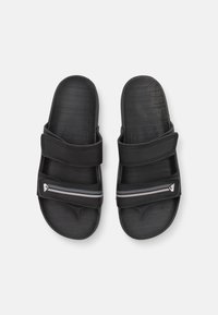Des sandales à glissière noires en caoutchouc, dotées de deux sangles horizontales avec des accents gris et un logo. Semelle intérieure texturée pour une meilleure adhérence.
