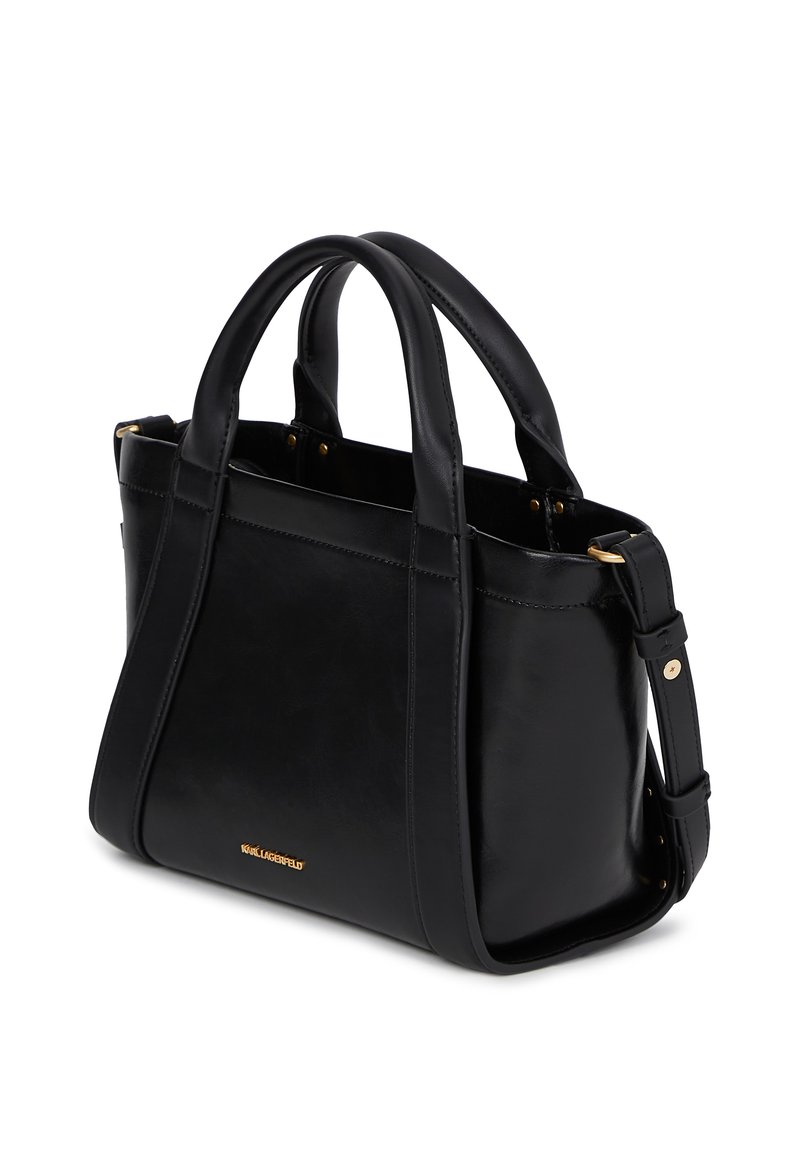 Svart lærveske med doble håndtak, justerbar skulderstropp og subtilt gulllogo-plakett på forsiden.