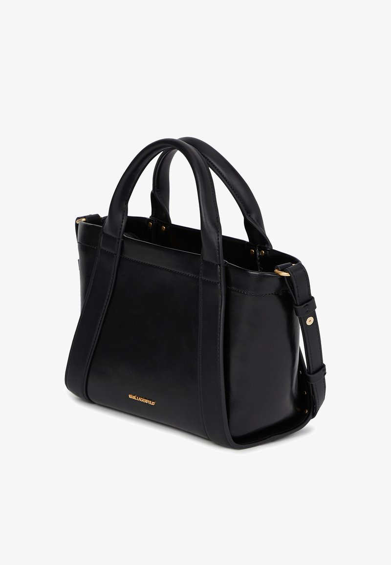Svart lærveske med doble håndtak, justerbar skulderstropp og subtilt gulllogo-plakett på forsiden.