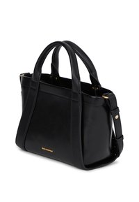 Bolsa de mão em couro preto com duplas alças, alça de ombro ajustável e discreta placa de logotipo dourada na frente.