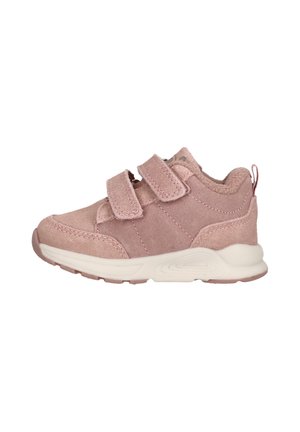 Baskets en daim rose avec double bande Velcro, bout arrondi, semelle rembourrée et tige texturée, avec une semelle blanche contrastante.