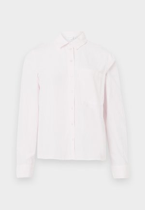 Camisa de botão de manga longa rosa claro com colarinho e um único bolso no peito, exibida sobre um fundo branco.