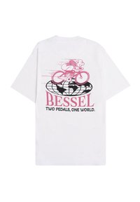 Camiseta blanca de algodón con un gráfico de un ciclista sobre un globo. El texto dice "BESSEL" y "DOS PEDALES, UN MUNDO" en rosa y negro.