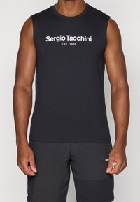 Černý bezrukávový tričko vyrobené z bavlny. Na hrudi má bílé nápisy "Sergio Tacchini EST. 1966". Hladká textura, vypasovaný design.