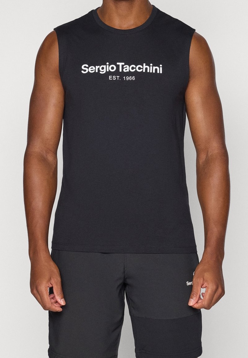 Černý bezrukávový tričko vyrobené z bavlny. Na hrudi má bílé nápisy "Sergio Tacchini EST. 1966". Hladká textura, vypasovaný design.