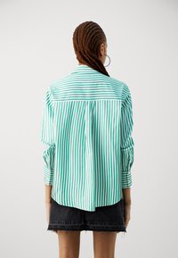 ONLY ONLOREGON  - Skjortebluse - cloud dancer/green bee