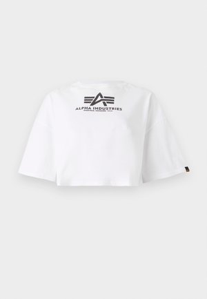 B balta saīsināta T-kreklu, kas izgatavots no kokvilnas, ar melnu "Alpha Industries" logotipu, stilizētiem burtiem un horizontālām līnijām uz aizmugures.