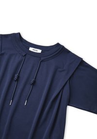 Námořnická modrá bavlněná tričko s kulatým výstřihem, krátkými rukávy a detailem stahovací šňůrky u límce. Hladká textilie s volným střihem.
