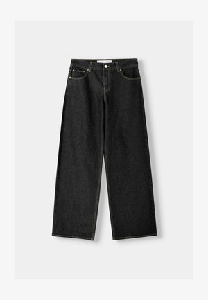 Schwarze Jeans mit weitem Bein aus Denim, mit fünf Taschen, metallischem Knopf und Reißverschluss und kontrastierenden gelben Nähten entlang der Nähte.