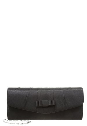 Pochette en satin noir avec un petit détail de nœud sur le rabat et une chaîne argentée partiellement visible.