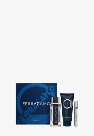 Ensemble de parfum pour hommes Ferragamo comprenant un flacon d'eau de toilette, un shampooing et un gel douche en tube, ainsi qu'un spray de voyage, le tout dans un emballage bleu marine et argenté.