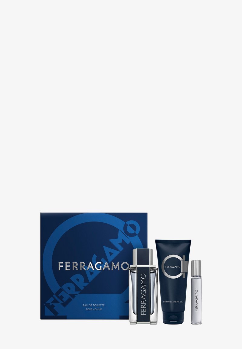 Ferragamo herreduftsett med eau de toilette-flaske, sjampo- og dusjgelé-tube, samt reise-størrelse spray i marineblått og sølvfarget emballasje.