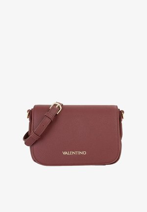 Borsa a tracolla color melograno con texture in pelle martellata, dettagli in metallo dorato, tracolla regolabile e logo sulla parte anteriore. Forma rettangolare.