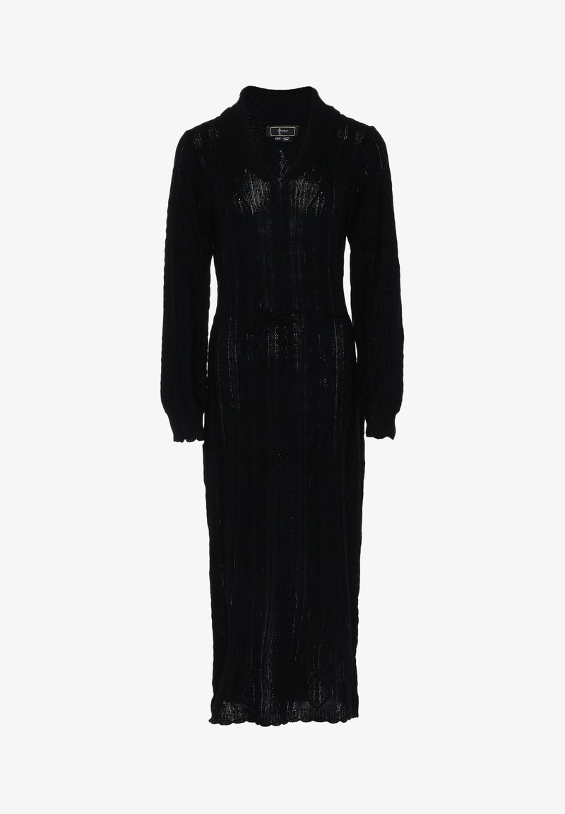Svart stickad klänning med sjalkrage, långa ärmar och ett bälte i midjan. Har en texturerad flätstickad design. Heltäckande siluett.