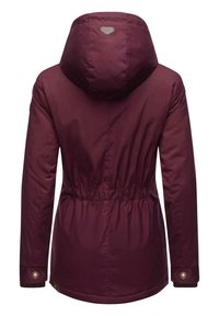 Burgunderfarbener Kapuzenjacke mit taillierter Taille, Druckknopf-Manschetten und Logopatch. Glatte Textur mit figurbetonendem Schnitt und langen Ärmeln.