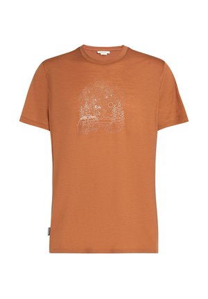 Bruine t-shirt met korte mouwen van zachte stof, met een witte grafische weergave van een camper, bomen, bergen en een tent.
