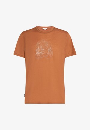 Brun kortærmet t-shirt i blød stof, med et hvidt grafisk design af en campervogn, træer, bjerge og et telt.