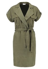 Abito verde oliva con cintura, colletto, maniche corte e due tasche frontali. Realizzato in tessuto morbido; presenta un design sobrio e casual.