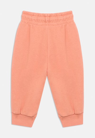 Μαλακό, κοραλί παντελόνι φόρμας για νήπια με ελαστική μέση και ριμπ μανσέτες, εμφανίζονται πλαγιαστά σε λευκό φόντο.