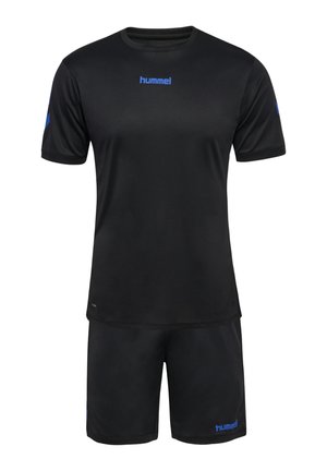 Sort sportstøjssæt med kortærmet trøje og shorts, med blå "hummel" logoer på brystet, shorts og ærmer.