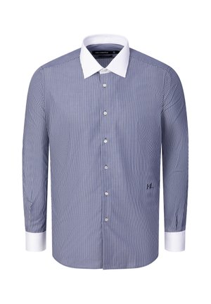 Camisa de mangas largas con rayas verticales azules y blancas, con cuello y puños blancos, abotonada por delante.