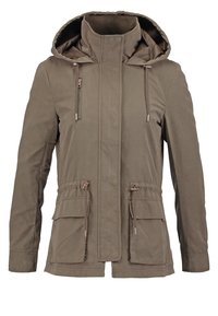 Olivově zelená lehká bunda s kapucí, s vysokým límcem, se zipovými a klopovými kapsami, nastavitelným stahovacím pasem a strukturovanou tkaninou.