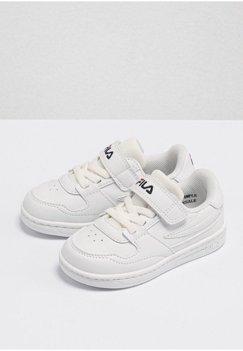 Sneakers bianchi con parte superiore in pelle, dettagli perforati, colletto imbottito e fascia con chiusura a strappo. Presentano un logo nero e rosso sulla fascia.