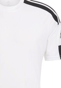 Camiseta atlética blanca con franjas negras en los hombros. Fabricada con tela ligera, con cuello redondo y mangas cortas.