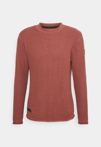 Sweter w kolorze rdzy o fakturowanym, plecionym wzorze, z okrągłym dekoltem i długimi rękawami. Posiada małą naszywkę z logo na lewym rękawie.