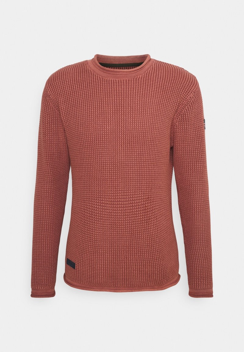 Sweter w kolorze rdzy o fakturowanym, plecionym wzorze, z okrągłym dekoltem i długimi rękawami. Posiada małą naszywkę z logo na lewym rękawie.