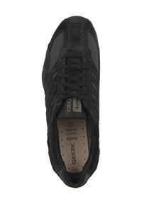 Musta lenkkari, jossa on yhdistelmä sileitä ja teksturoituja materiaaleja, vahvistettu varvaskuppi, rei'itetty päällinen ja nauhakiristys.