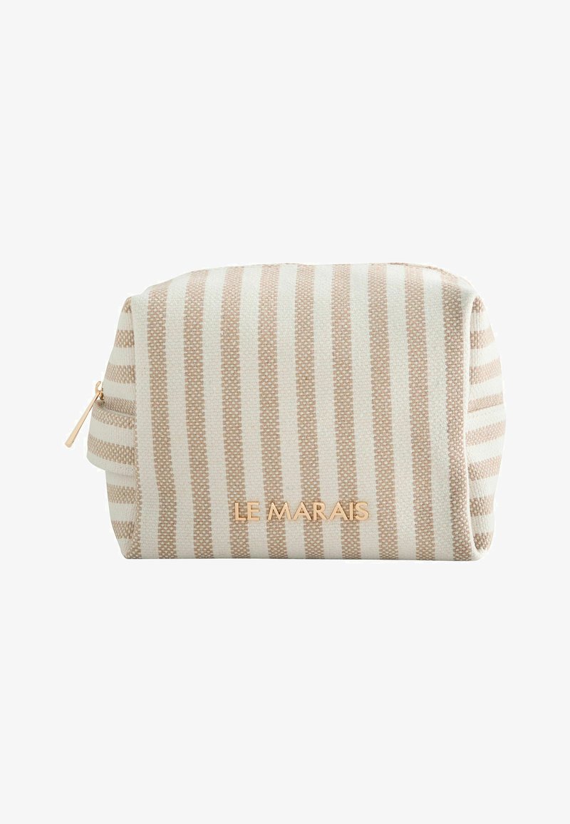 Pochette en tissu beige et blanc rayé avec une fermeture éclair dorée et le logo "LE MARAIS" en lettres dorées au centre devant.