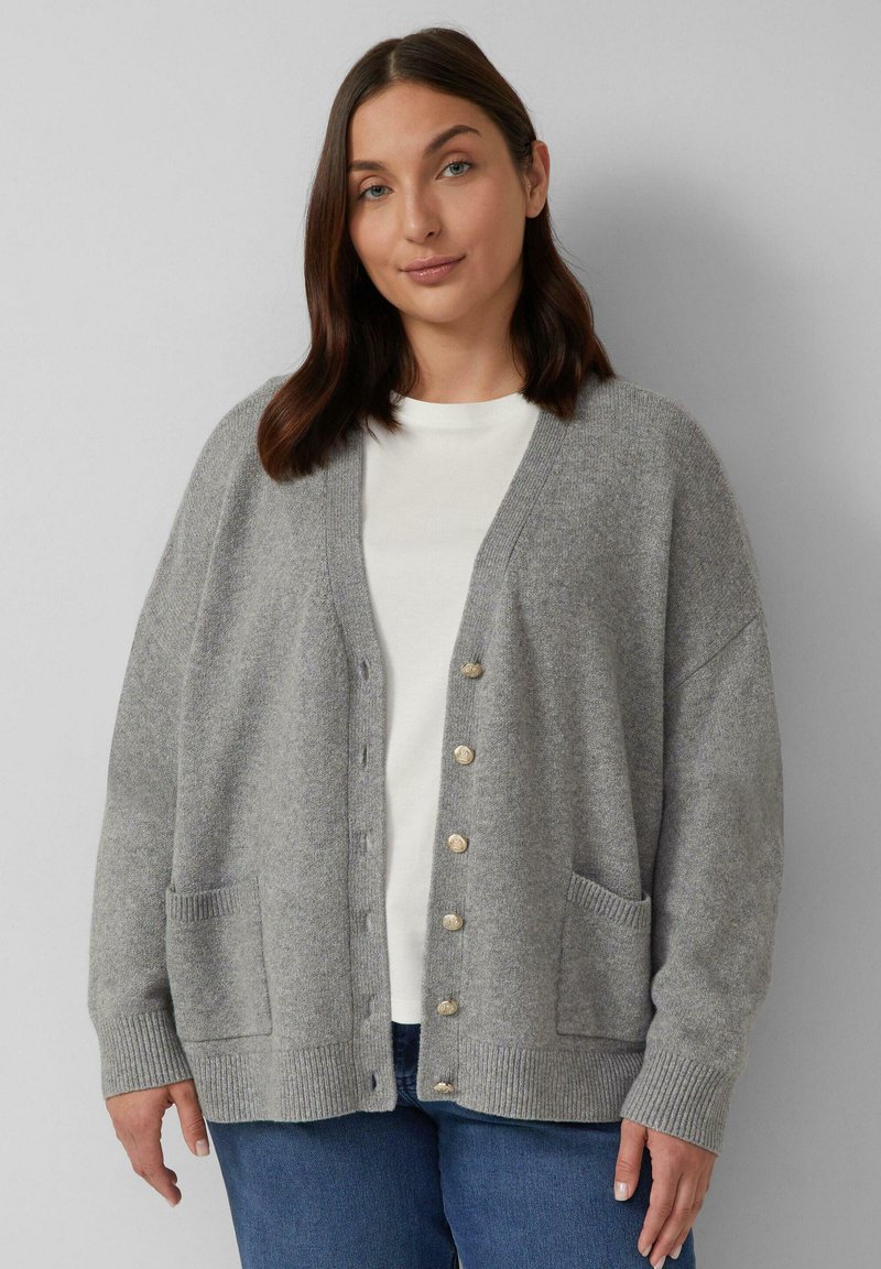Cardigan grigio lavorato a maglia con vestibilità morbida, caratterizzato da un collo a V, quattro bottoni dorati e due tasche frontali. Polsini e orlo a coste.