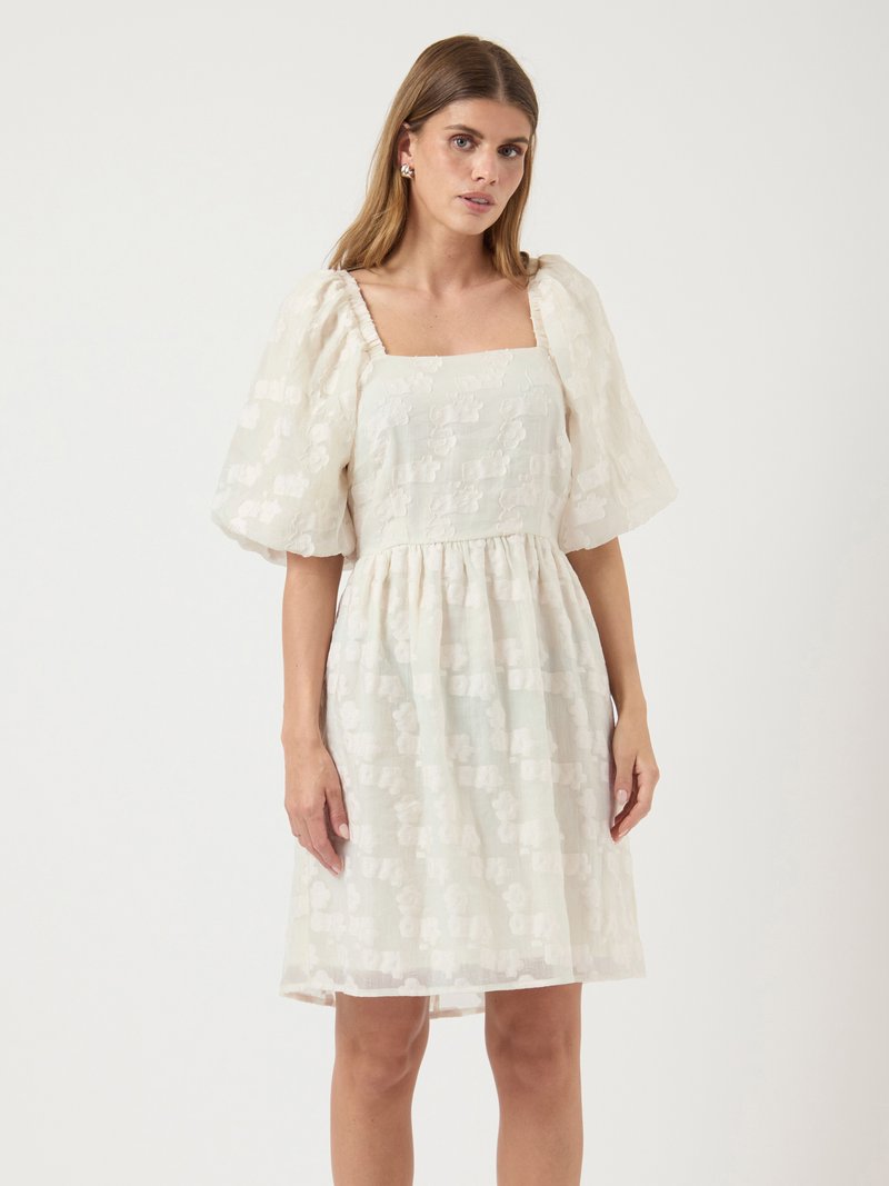 Weißes kurzes Kleid mit Puffärmeln, quadratischem Ausschnitt und texturiertem Blumenmuster. Leichter Stoff, geraffte Taille, knielanger Saum.