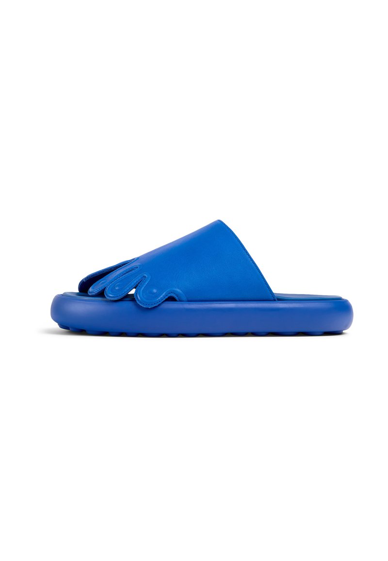 Infradito blu con una tomaia testurizzata caratterizzata da un design ondulato. Realizzato in materiale sintetico, presenta una suola imbottita e bordi arrotondati.