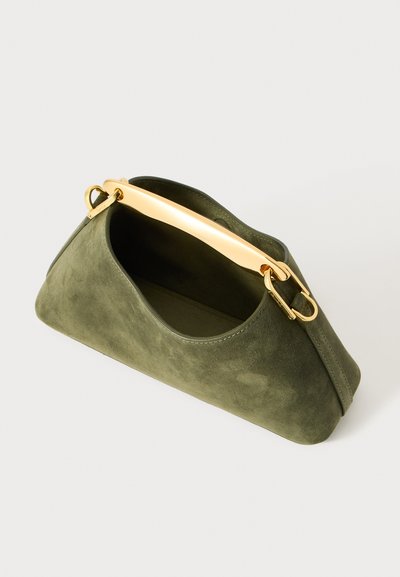 Maslinasto zelena suđena torba sa karakterističnim trokutastim oblikom, glatkom zlatnom drškom i prostranim unutarnjim pregradom.